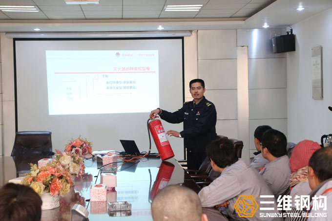 新黄金城hjc222钢结构开展消防安全知识讲座