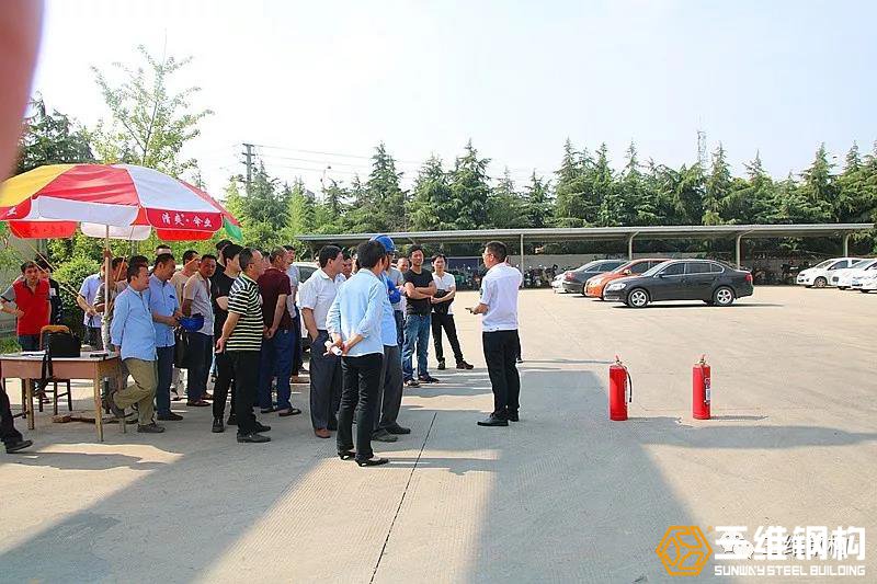 新黄金城hjc222钢结构公司夏季防火演习